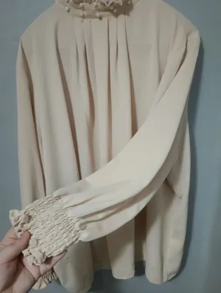 Camisa beige con cuello perlas