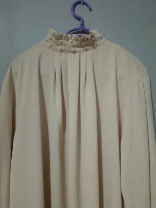 Camisa beige con cuello perlas