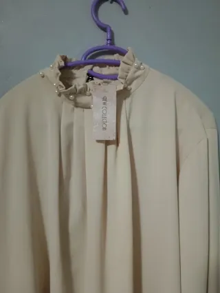 Camisa beige con cuello perlas