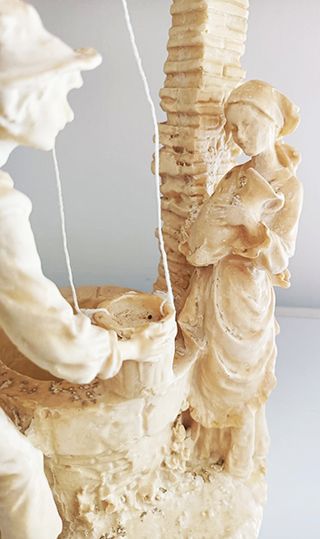 Statuetta uomo e donna al pozzo vintage  - anni 50