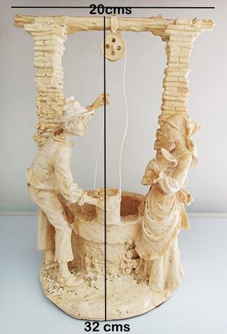 Statuetta uomo e donna al pozzo vintage  - anni 50