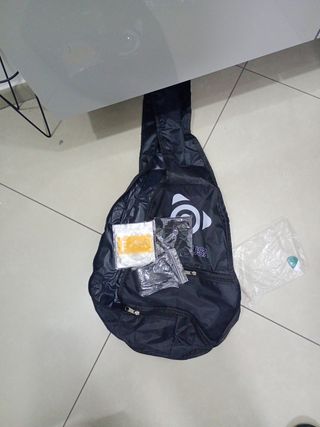 Chitarra acustica nera per allenamento