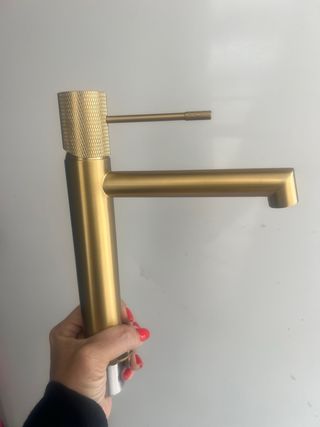 Grifo de latón dorado alto