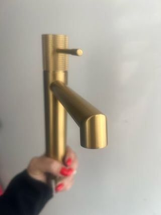 Grifo de latón dorado alto