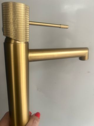 Grifo de latón dorado alto