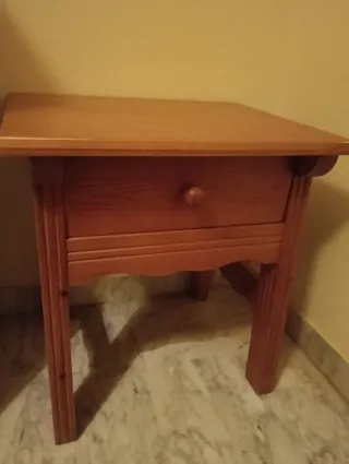 Mesita de noche de madera