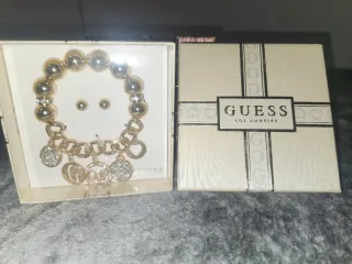 Pulsera Guess con Dijes y Aretes Dorados