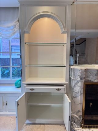 Estanterías de madera maciza y estantes vidrio