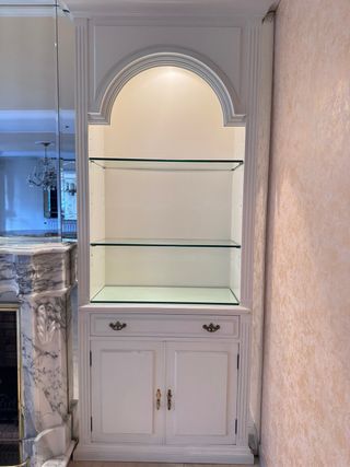 Estanterías de madera maciza y estantes vidrio