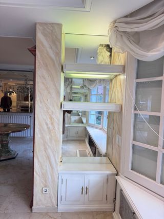 Estanterías de madera maciza y estantes vidrio