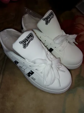 Zapatillas / deportivas / tenis / playeras Kitty