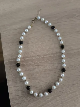 Collar de perlas plateado y blanco