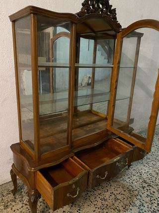 Vitrina de madera con cristales