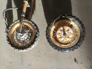 Ruedas de moto off-road doradas