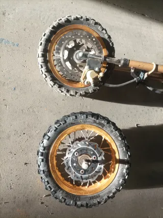 Ruedas de moto off-road doradas