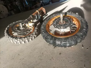 Ruedas de moto off-road doradas