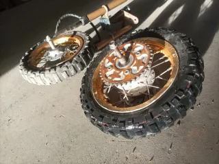 Ruedas de moto off-road doradas