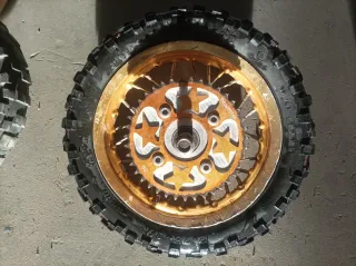 Ruedas de moto off-road doradas