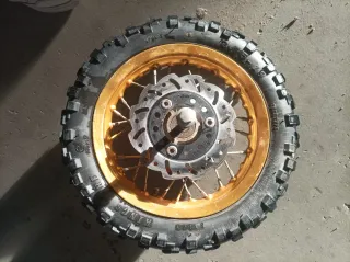 Ruedas de moto off-road doradas