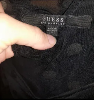 Top negro de encaje con lunares