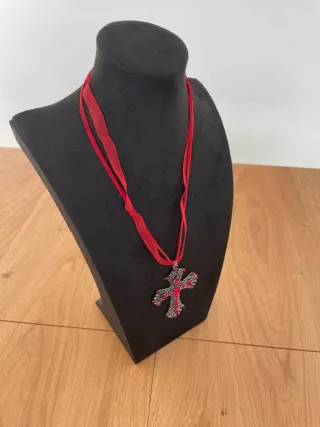 Collar Cruz Roja con piedras