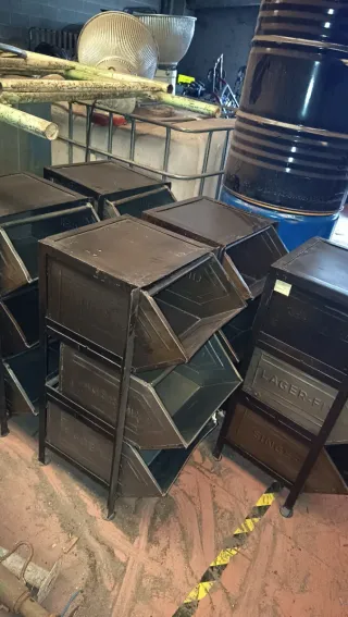 Cajones metálicos negros