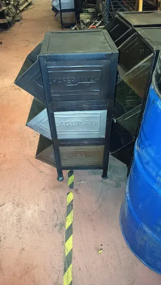 Cajones metálicos negros