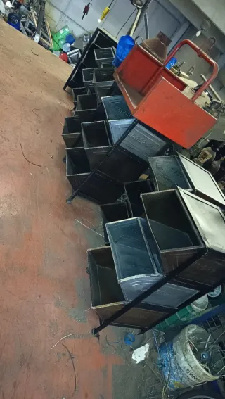 Cajones metálicos negros