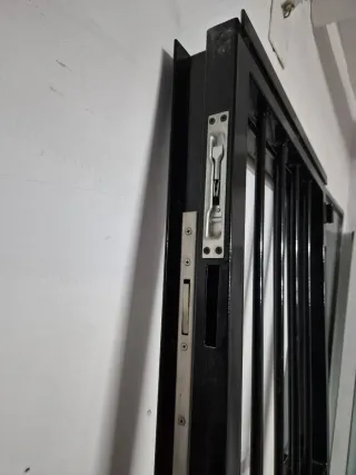 Reja abatible metálica negra de dos puertas