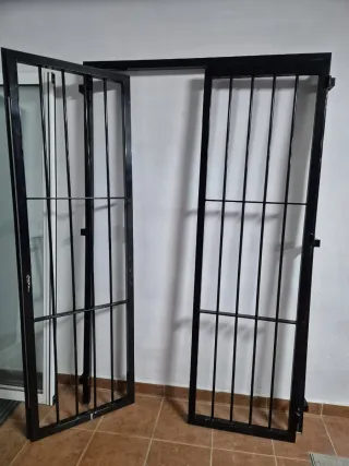 Reja abatible metálica negra de dos puertas