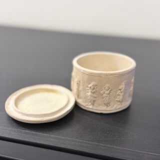 Antica scatoletta in ceramica