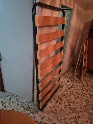 Somier de madera y metal casi nuevo