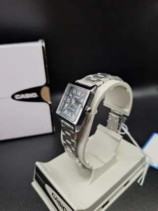 Reloj Casio Mujer Negro y Plateado