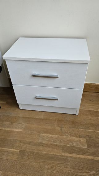 Dos camas individuales con cabecero y mesita