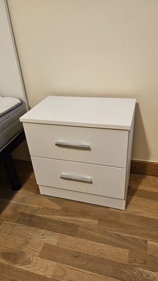 Dos camas individuales con cabecero y mesita