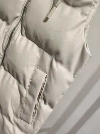 Chaleco largo polipiel crema Lefties