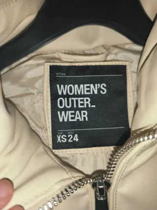 Chaleco largo polipiel crema Lefties