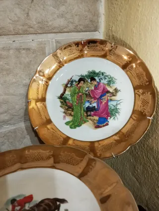 Piatti decorativi antichi in ceramica