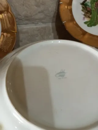 Piatti decorativi antichi in ceramica