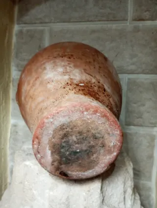 Tinaja antigua de barro