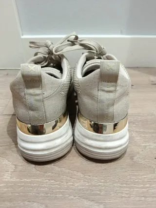 Zapatillas Skechers Beige y Doradas