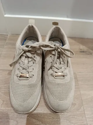 Zapatillas Skechers Beige y Doradas