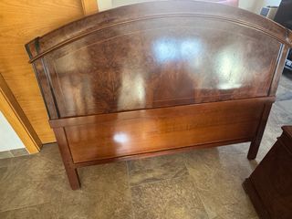 Conjunto de dos mesillas, cabecero y espejo.