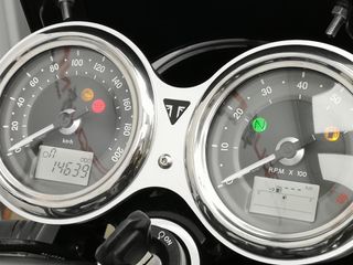 TRIUMPH BONNEVILLE T100 BLACK 2018 14639 kms.