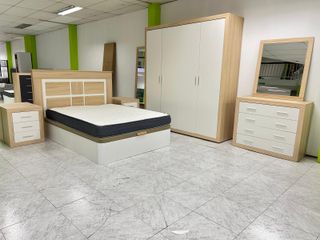 Canape con Cabecero , Mesita y Comoda y espejo