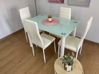 Mesa de Comedor de Cristal + 4 Sillas de Piel Sintética (110*70)