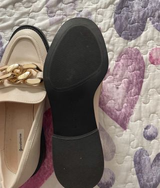 Mocasines Stradivarius Beige con Cadena Dorada