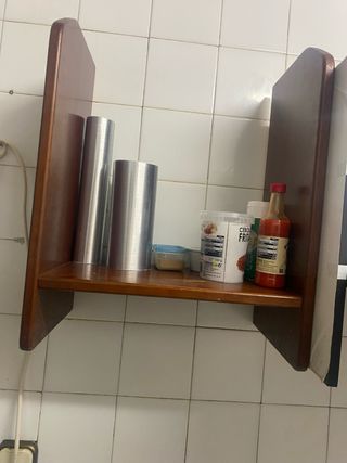 Estantería de madera y metal