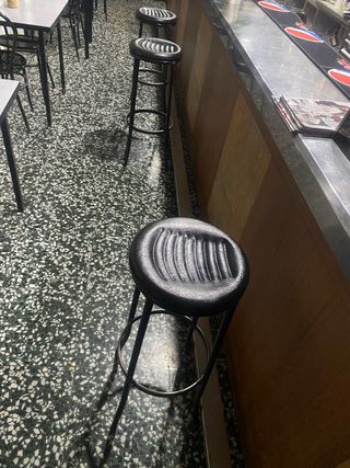 Taburetes negros de metal y plástico para bar