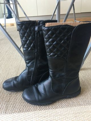 Botas altas de niña. Marca dBd. Número 34